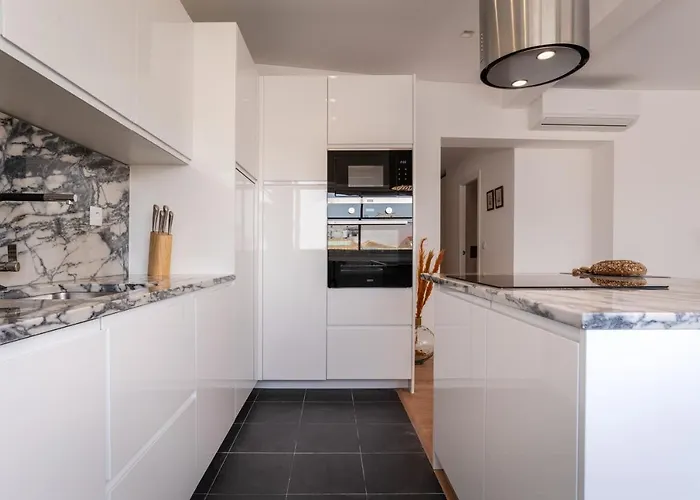 Downtown With River View And Ac By Lisbeyond *